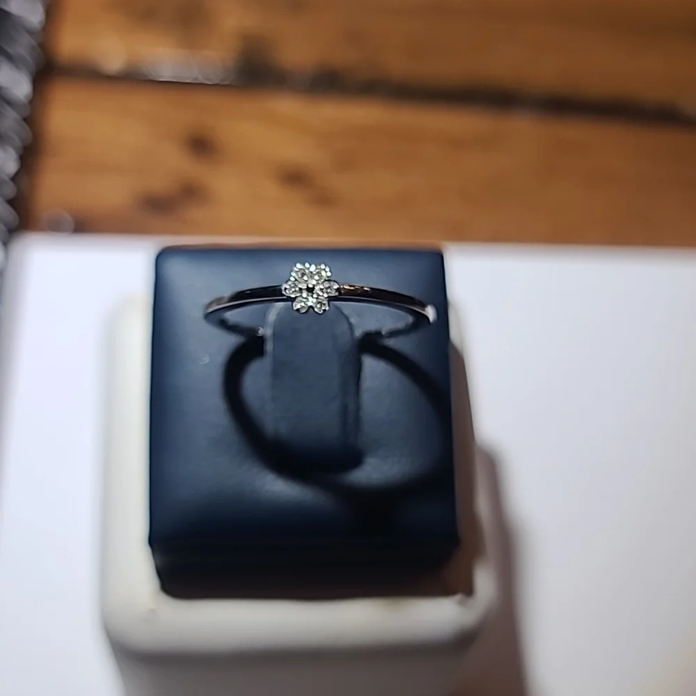 14KT white gold and diamond ring - Picture 1 of 5